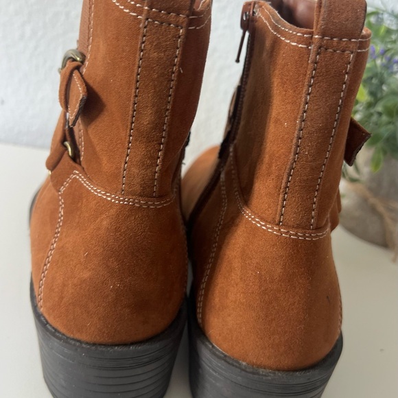 St. Johns Bay Womens Dalian Chelsea Ankle Boots Brown Low Heel Zip Size 10 Shoes - Picture 5 of 12